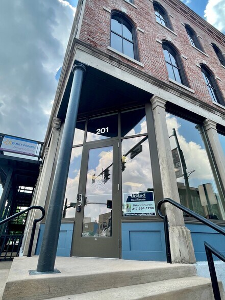 201 W Main St, Plainfield, IN à louer - Photo du bâtiment - Image 3 de 9