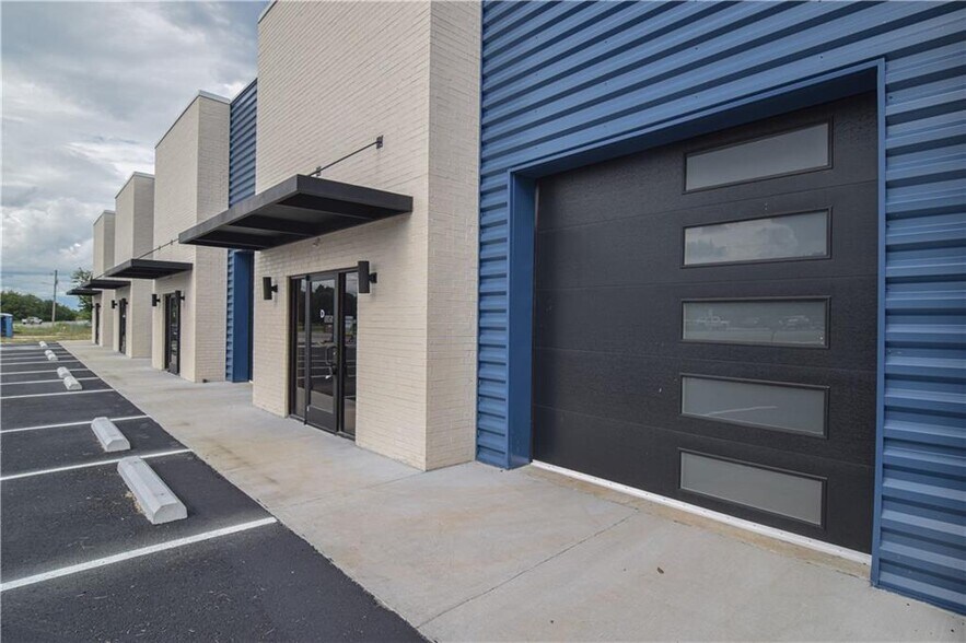 1005 N Bloomington St, Lowell, AR à vendre - Photo du bâtiment - Image 3 de 8