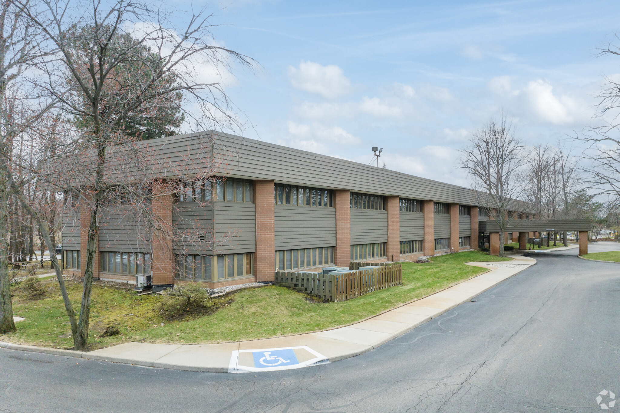 3900 Sunforest Ct, Toledo, OH for sale Primary Photo- Image 1 of 18