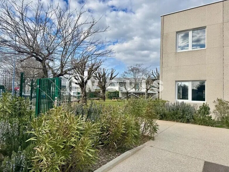 Bureau dans Bron à vendre - Photo du bâtiment - Image 2 de 17