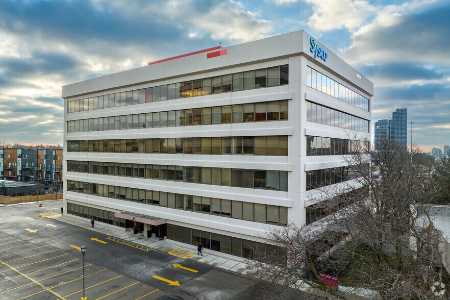 21 Four Seasons Pl, Toronto, ON à louer - Photo du bâtiment - Image 2 de 5