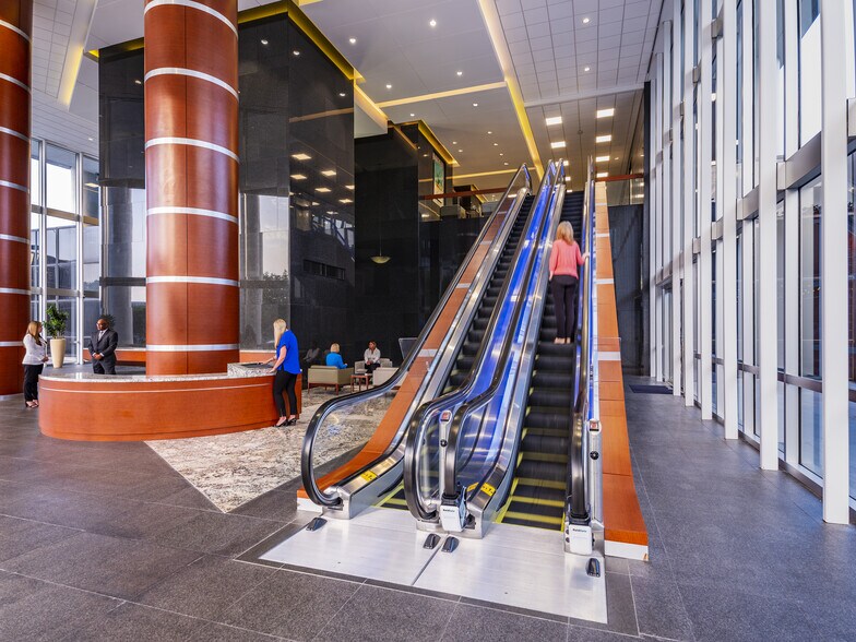 24 Greenway Plz, Houston, TX for lease - Lobby - Image 2 of 65