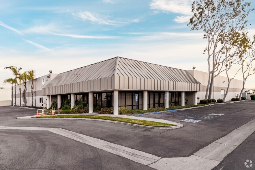 1560-1580 S Harris Ct, Anaheim, CA à louer - Photo principale - Image 1 de 4