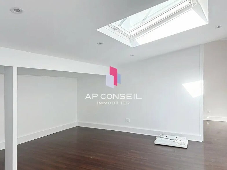 Office in Versailles for lease - Interior Photo - Image 1 of 10