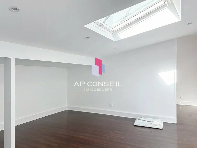 Office in Versailles for lease - Interior Photo - Image 2 of 10