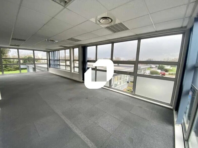 Office in Bordeaux for lease - Interior Photo - Image 1 of 23