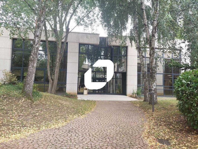 Boulevard Des Chênes, Guyancourt for lease - Building Photo - Image 2 of 14