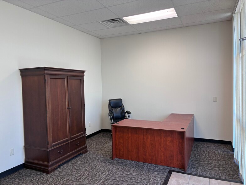 9570 N McGee St, Kansas City, MO à louer - Photo du bâtiment - Image 2 de 11