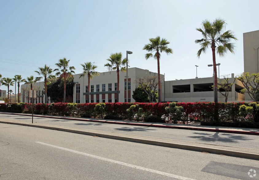 1600 Rosecrans Ave, Manhattan Beach, CA à louer - Photo du bâtiment - Image 3 de 4