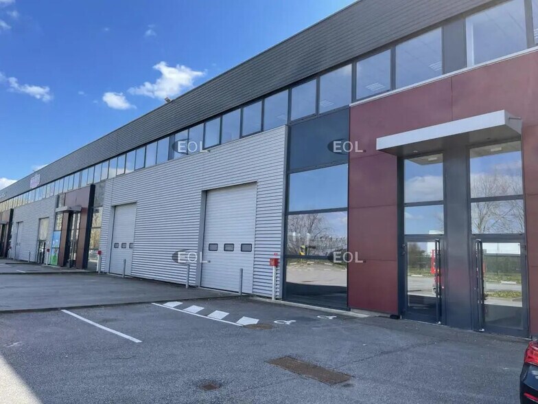 Industrial in Élancourt for lease - Building Photo - Image 1 of 4