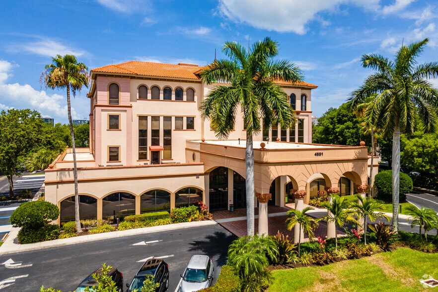 4851 tamiami Trl N, Naples, FL à louer - Photo du bâtiment - Image 1 de 10
