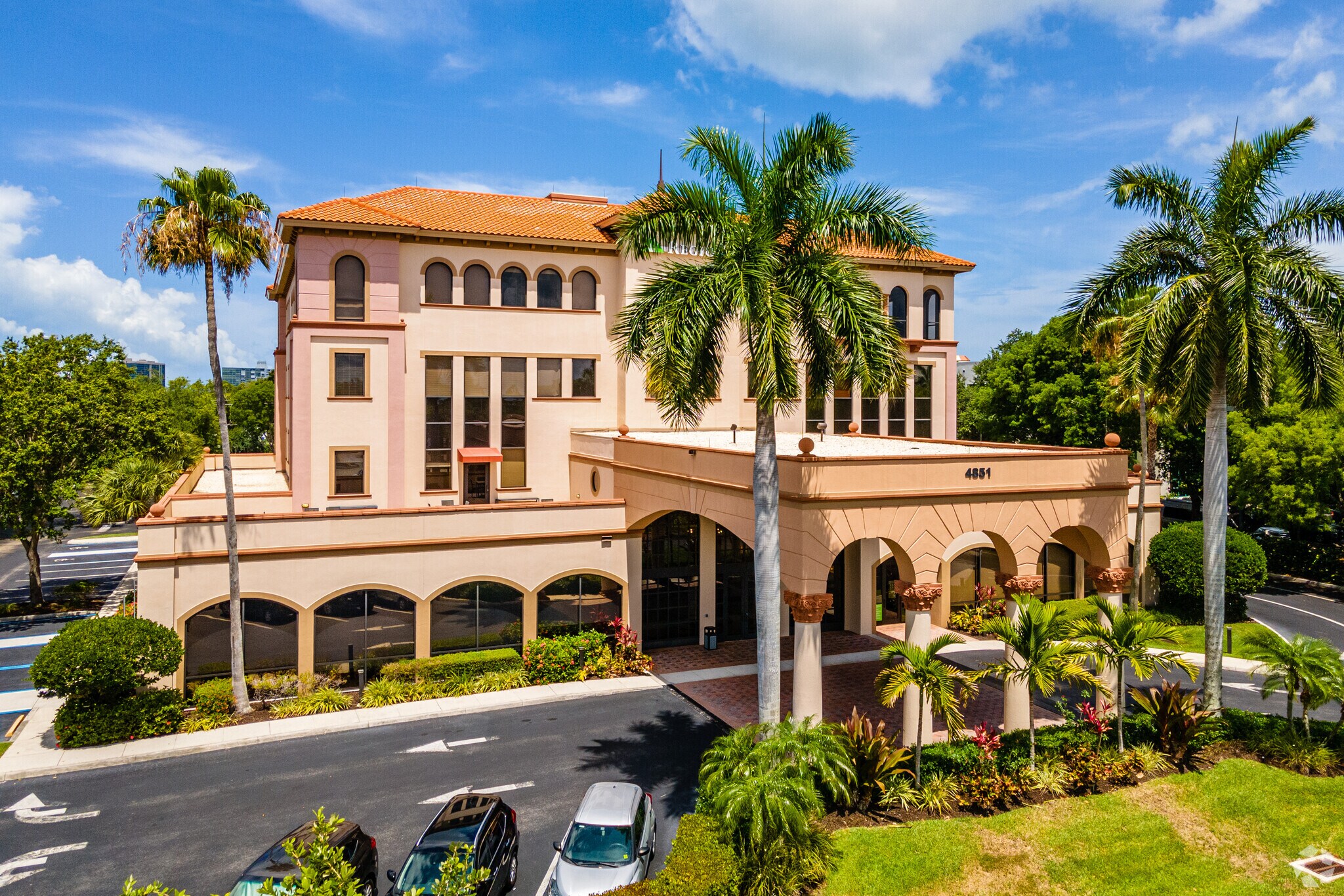 4851 Tamiami Trl N, Naples, FL à louer Photo du bâtiment- Image 1 de 11