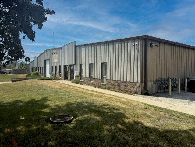 Plus de détails pour 1249-1253 Cobblestone Way, Woodstock, IL - Industriel à vendre