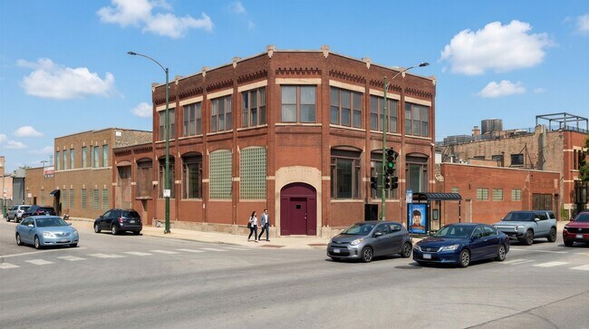 Plus de détails pour 300 N Ashland Ave, Chicago, IL - Commerce de détail à louer