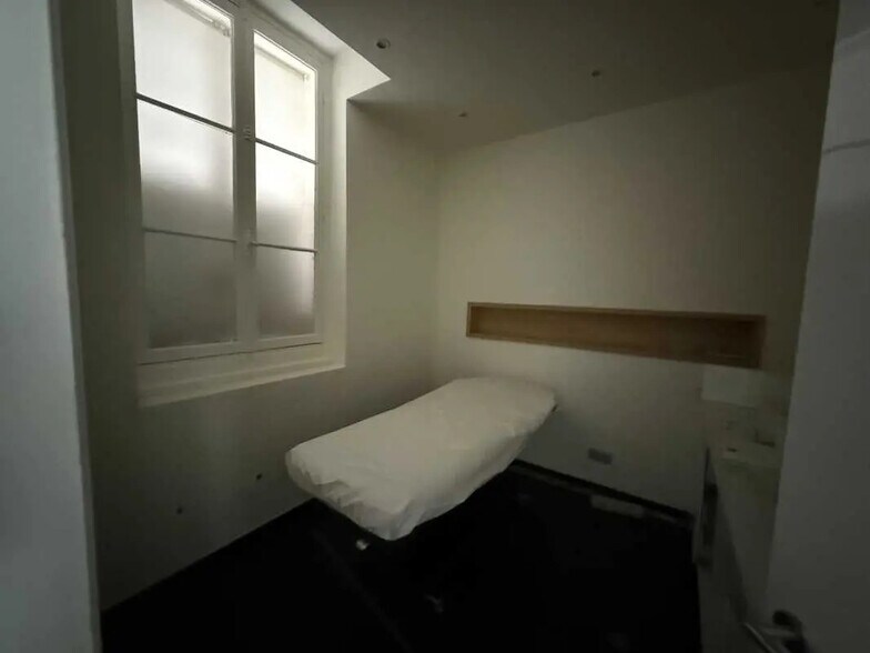 Retail in Paris for lease - Building Photo - Image 2 of 5