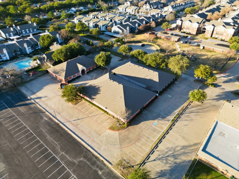 105 Kathryn Dr, Lewisville, TX for lease - Building Photo - Image 2 of 4