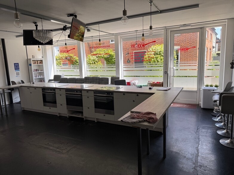 London End, Beaconsfield for lease - Building Photo - Image 3 of 4