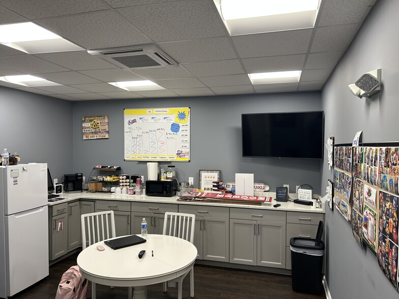 8176 Ritchie Hwy, Pasadena, MD for lease - Building Photo - Image 2 of 5