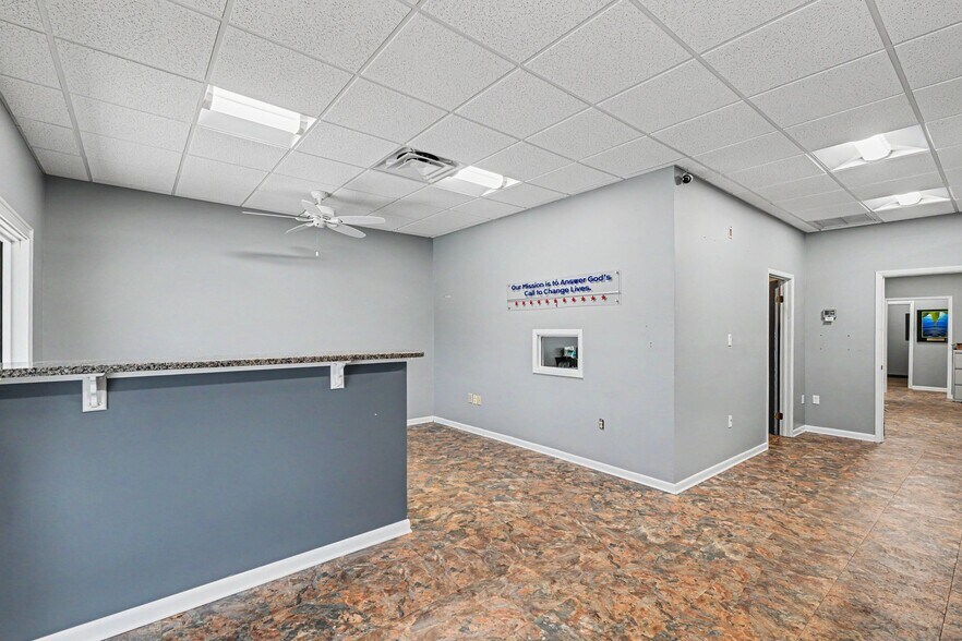2012 Aurora Rd, Melbourne, FL à louer - Hall d’entrée - Image 2 de 28