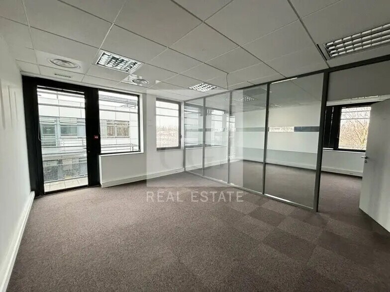 7 Place Berthe Morisot, Saint-Priest for lease - Interior Photo - Image 2 of 10