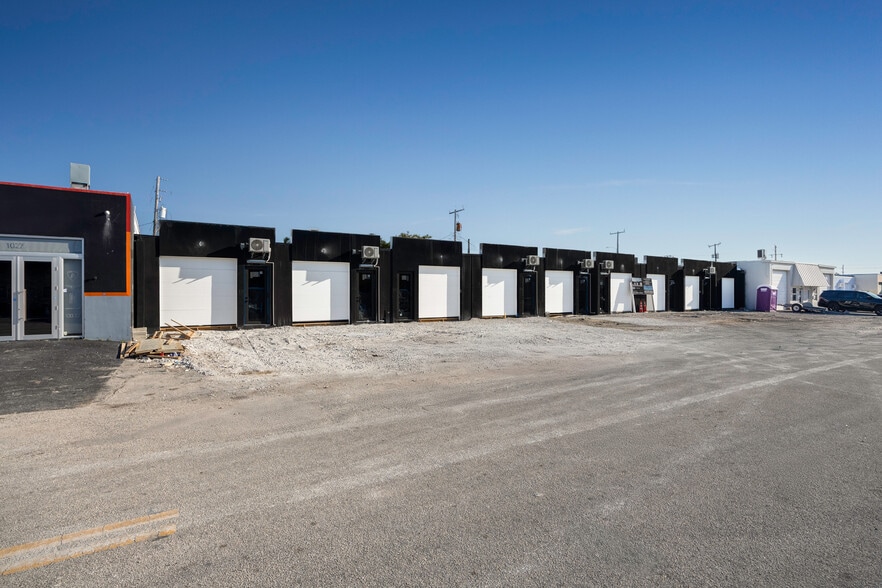 1036 NE 44th Pl, Oakland Park, FL for sale - Building Photo - Image 2 of 23