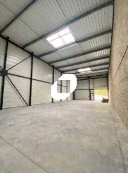 11-15 Rue Des Chevries, Aubergenville for sale - Interior Photo - Image 3 of 14