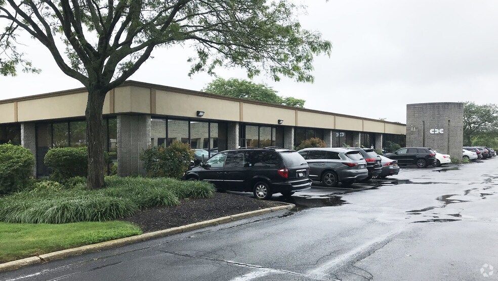 135-175 Froehlich Farm Blvd, Woodbury, NY à louer - Photo du bâtiment - Image 3 de 30