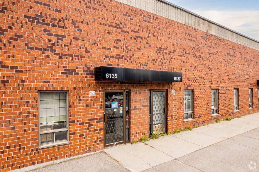 6135-6167 Boul Couture, Montréal, QC à louer - Photo du bâtiment - Image 3 de 4