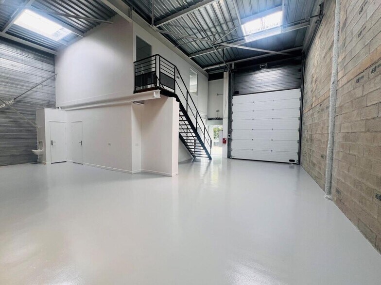 570 Rue Du Valibout, Plaisir for lease - Building Photo - Image 1 of 12