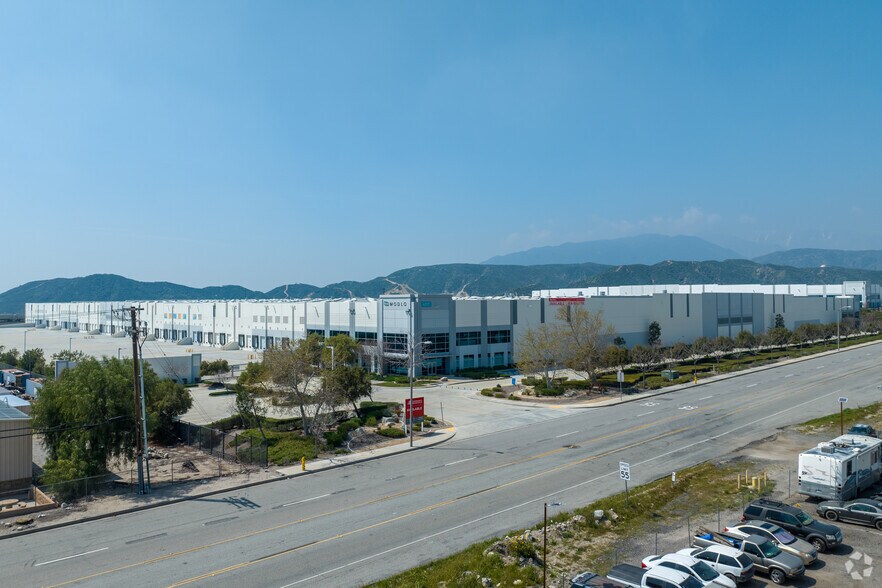 6207 Cajon Blvd, San Bernardino, CA à louer - Photo du bâtiment - Image 2 de 6