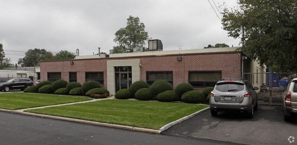16 Norden Ln, Huntington Station, NY à louer - Photo du bâtiment - Image 2 de 2