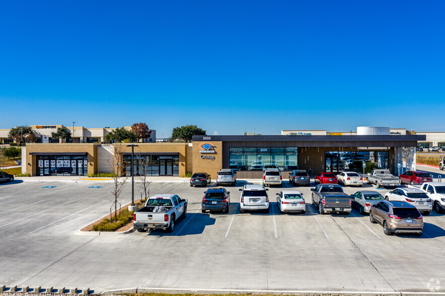 2430 S Interstate 35, San Marcos, TX à vendre - Photo du bâtiment - Image 1 de 1