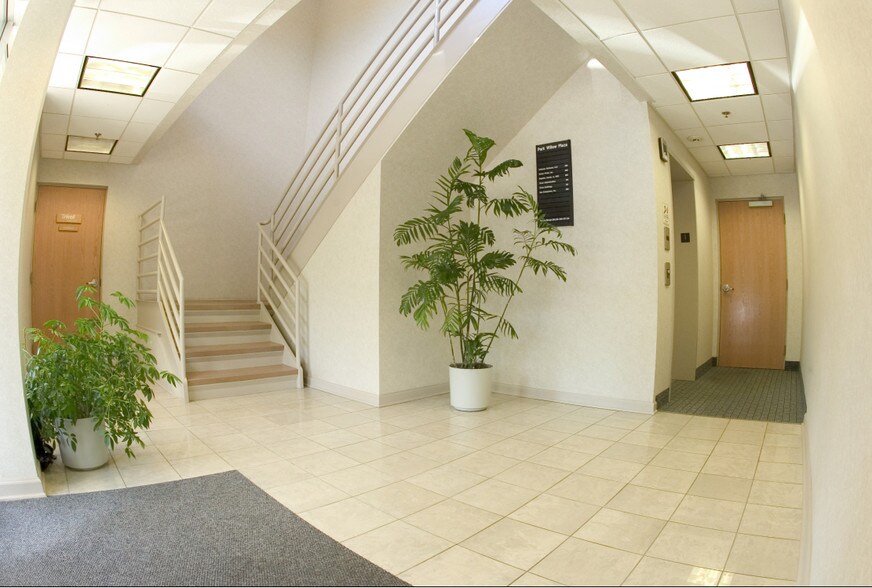 3826-3830 Park Ave, Edison, NJ à louer - Hall d’entrée - Image 2 de 3