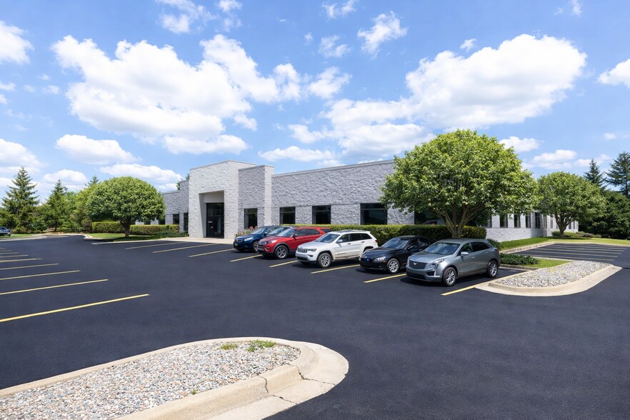 47828 Halyard Dr, Plymouth, MI à vendre - Photo du bâtiment - Image 3 de 11