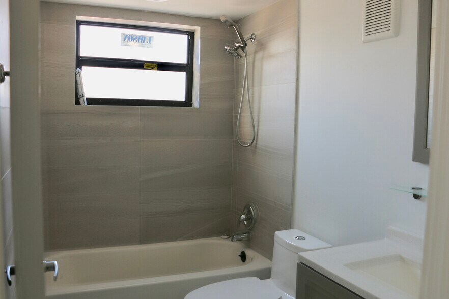 2638 Lake Dr, Riviera Beach, FL à vendre - Photo du bâtiment - Image 3 de 91