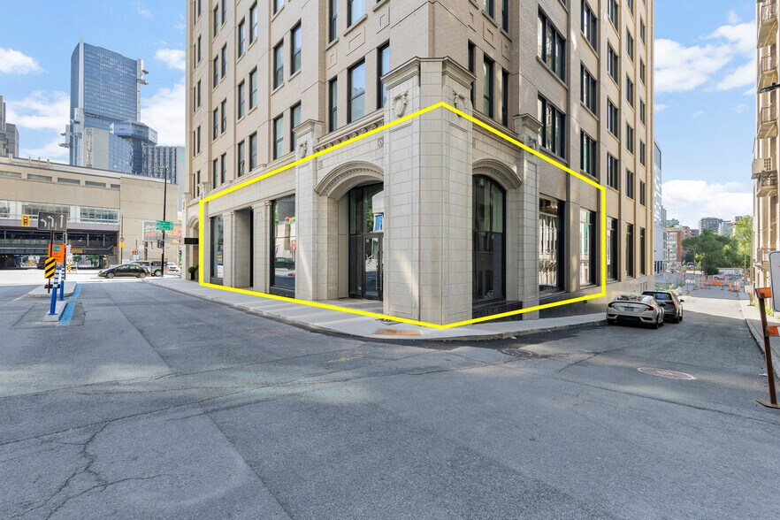 950 Rue Saint-Antoine O, Montréal, QC à louer - Photo du bâtiment - Image 2 de 11