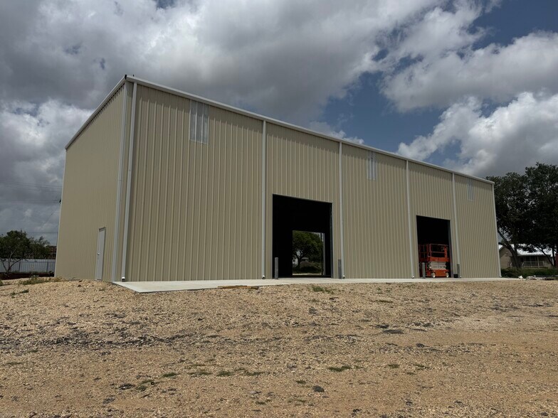 14018 Old Corpus Christi rd, Elmendorf, TX à louer - Photo du bâtiment - Image 2 de 3