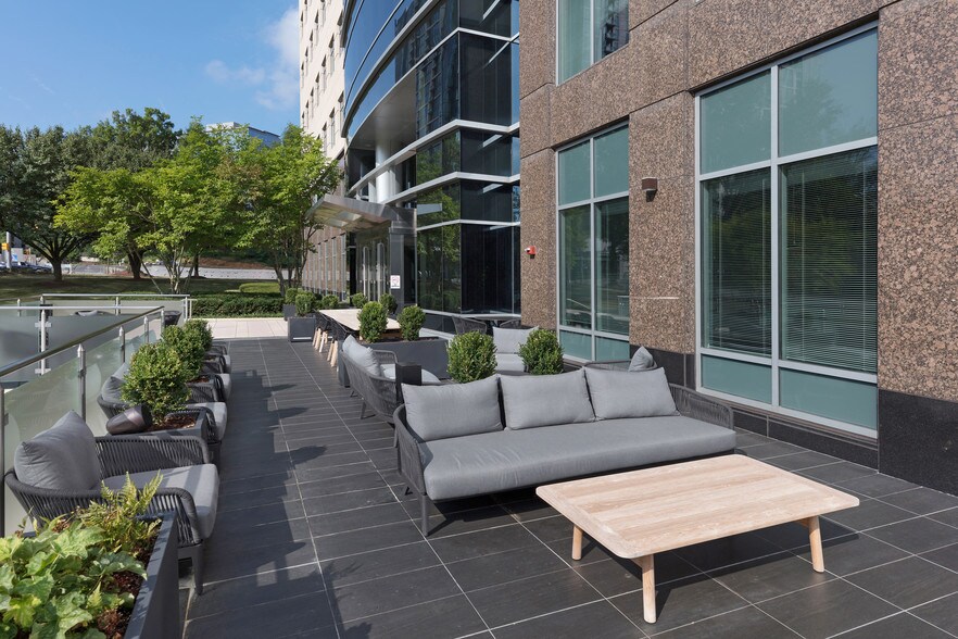 7901 Jones Branch Dr, McLean, VA à louer - Photo du bâtiment - Image 2 de 29
