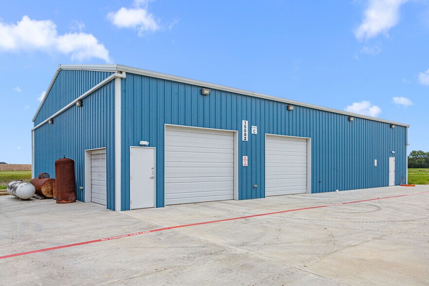 15002 Bj Dusek Rd, Wallis, TX à vendre - Photo du bâtiment - Image 2 de 60