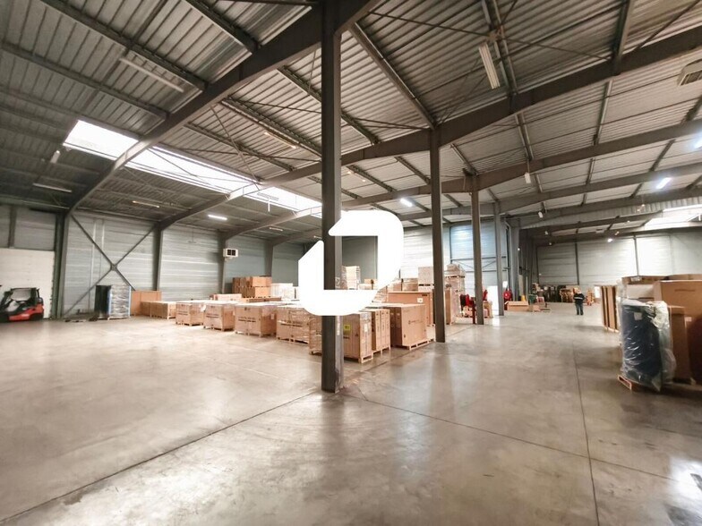 Flex in Santeny for lease - Interior Photo - Image 3 of 5