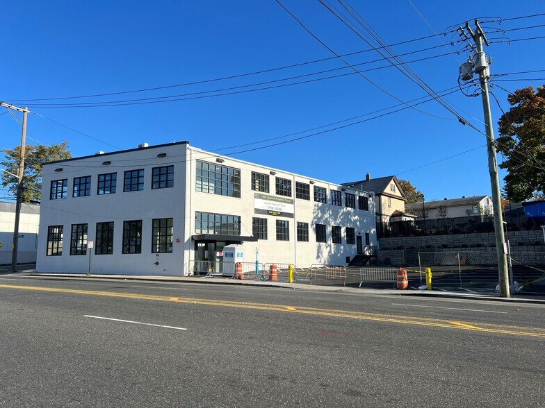 190 Mineola Ave, Roslyn Heights, NY à louer - Photo du bâtiment - Image 2 de 5