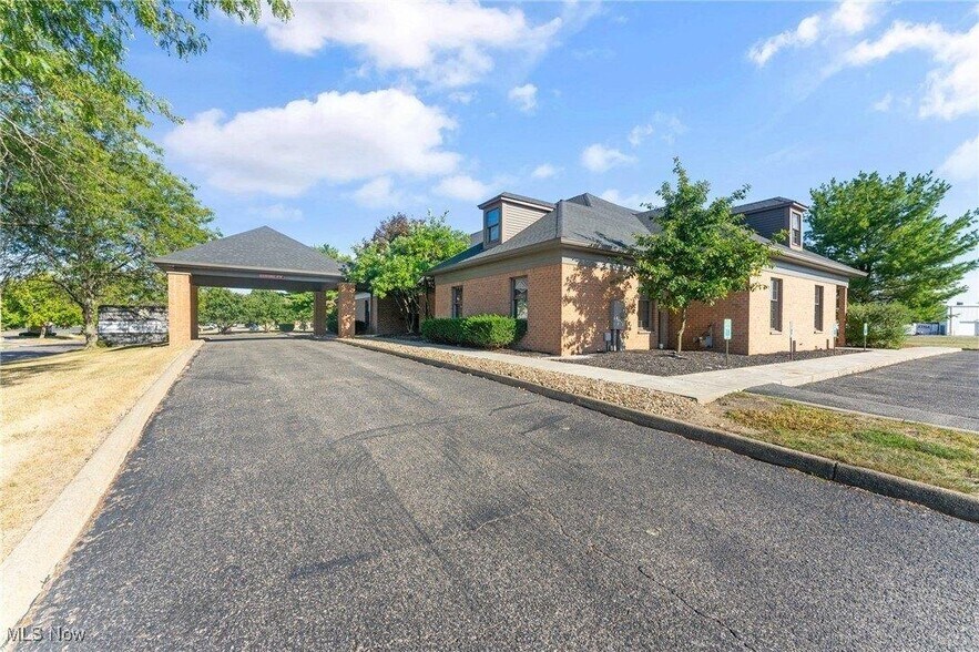 925 Trailwood Dr, Youngstown, OH à vendre - Photo du bâtiment - Image 3 de 32