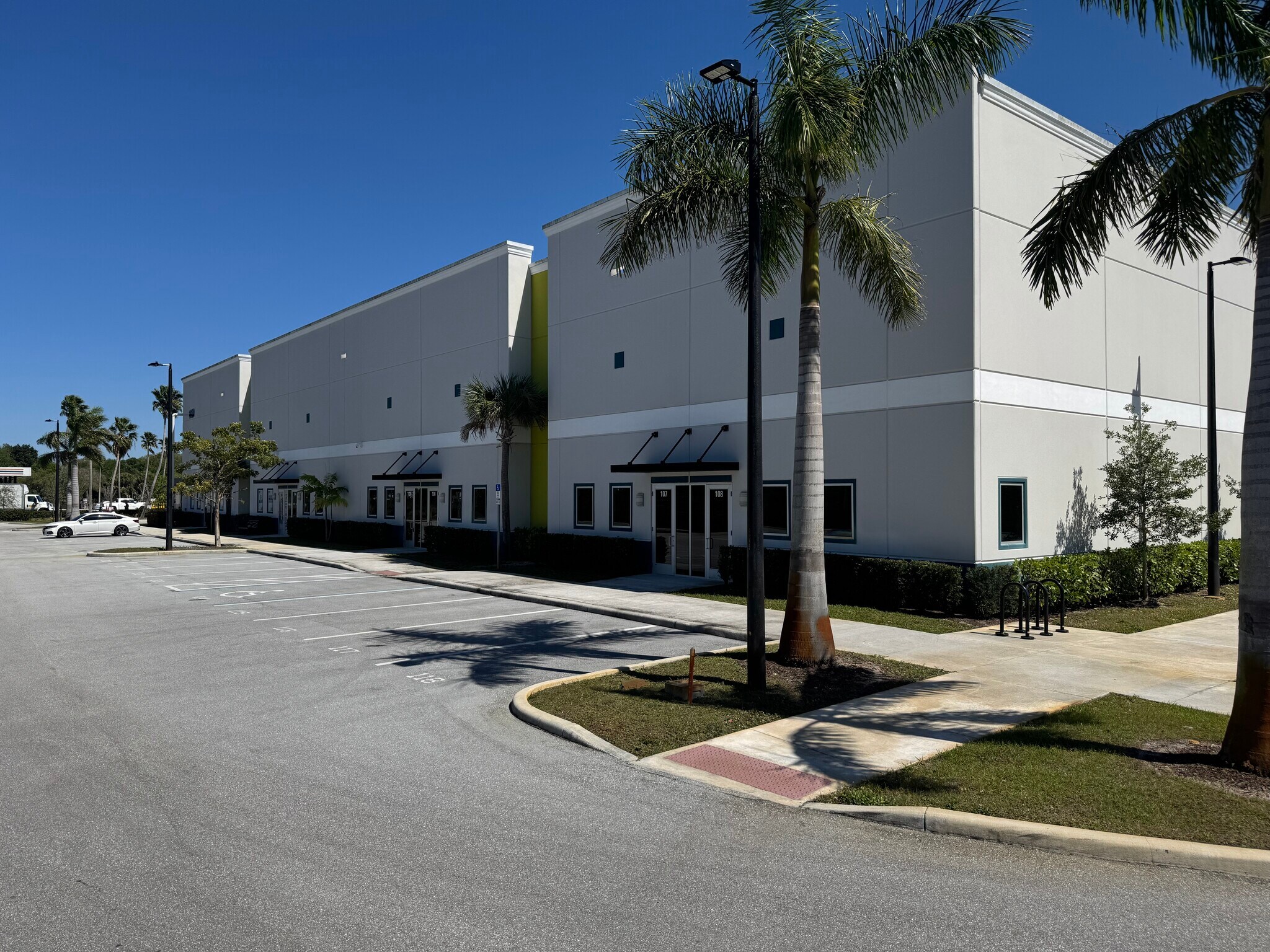 8160 SW Jack James Dr, Stuart, FL à louer Photo du bâtiment- Image 1 de 26