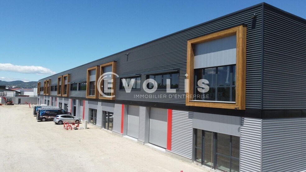 Flex in Manosque for lease - Building Photo - Image 1 of 7