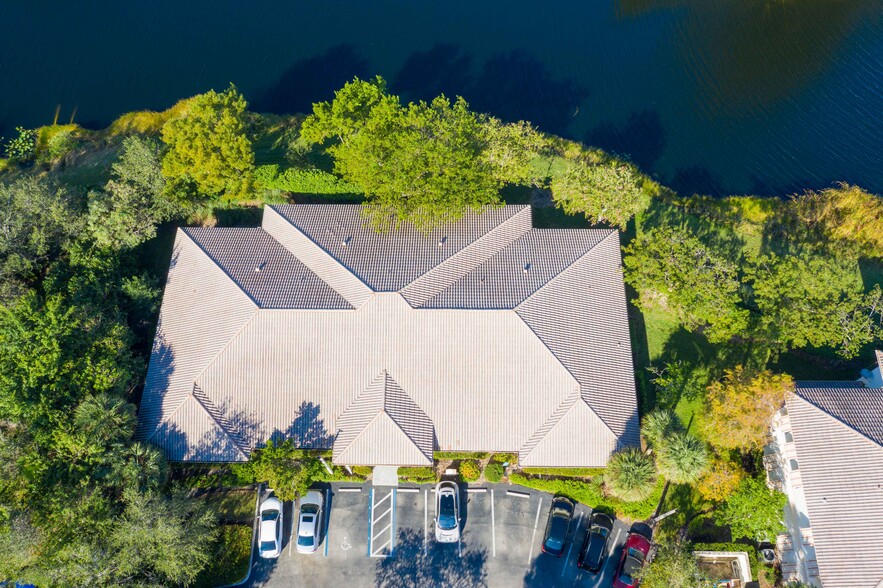 2863 Executive Park Dr, Weston, FL for lease - Primary Photo - Image 1 of 3