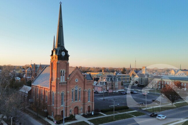 Plus de détails pour 120 S Park Ave, Fremont, OH - Spécialité à vendre