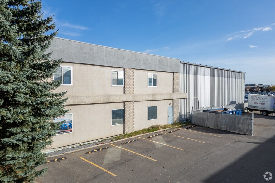 2341 20th Ave NE, Calgary, AB à louer - Photo du bâtiment - Image 3 de 3