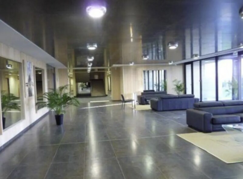Flex in Lieusaint for lease - Lobby - Image 2 of 2