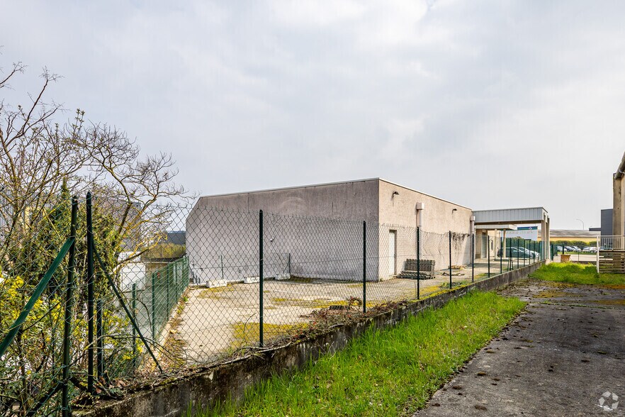 Industrial in Corbas for lease - Building Photo - Image 2 of 2