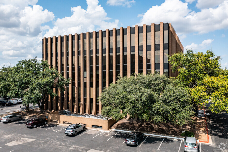 7700 Chevy Chase Dr, Austin, TX à vendre - Photo du bâtiment - Image 2 de 6